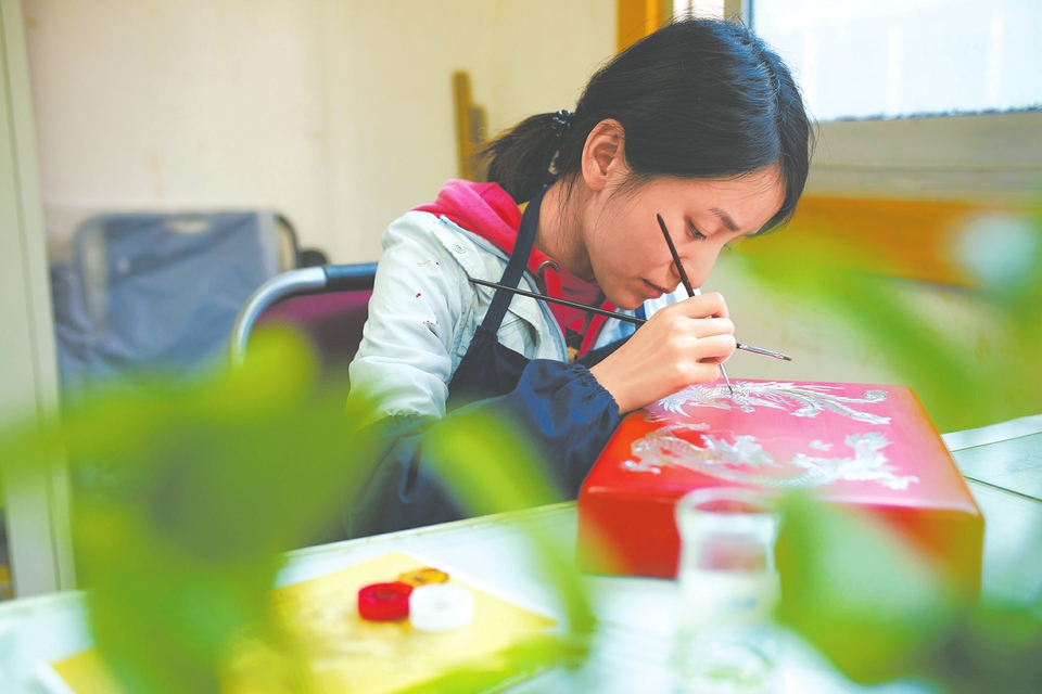 杨云淇把做漆器当做一辈子要干的事业。