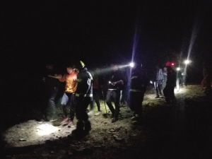 13名游客结伴攀爬野长城，半路上就迷失了方向。一行人在山间晕头转向走了5个多小时，不得已报警求助。消防部门又经过近4个小时的搜救，终于把13个人安全救出。
