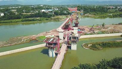 九绵高速公路江油涪江特大桥建设现场，目前主墩已全部完成，预计年底前完成主跨合龙。