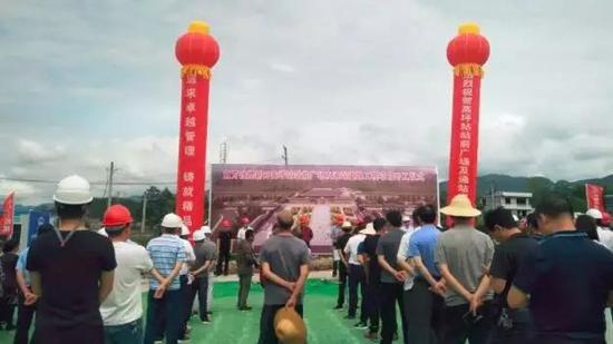 当天，在建始县高坪镇举行站前广场及通站道路工程项目开工仪式。