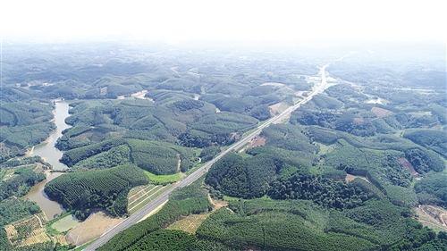 贵隆高速穿行在绿水青山之间 本报通讯员 帅皓 摄