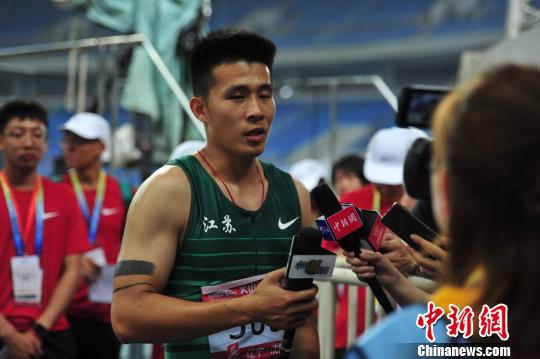 杨洋获得男子百米飞人大赛冠军后接受采访。　于海洋 摄