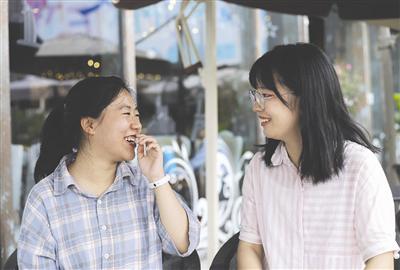 温江中学的周子逸（左）和谢陈西今年同时被清华大学录取