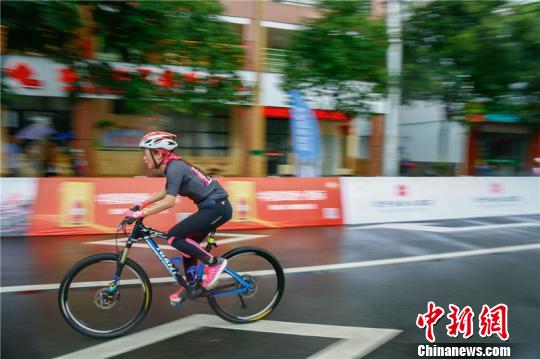 2019“为荷而来？花海骑行”建宁第四届自行车公开赛14日在福建省三明市建宁县开赛。供图