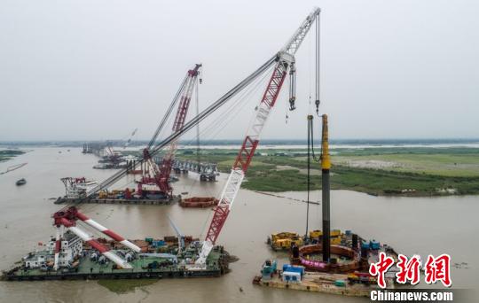 中国企业承建孟加拉国帕德玛大桥完成水下钢桩基施工