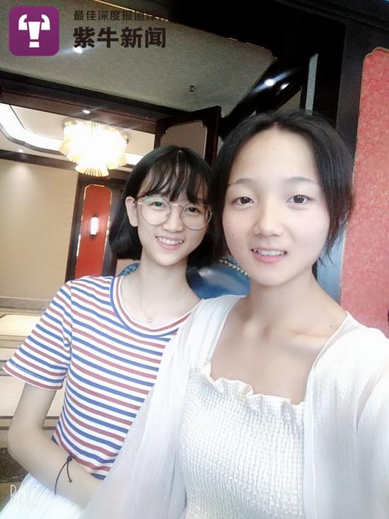 高考结束后刘欣雨（右）与同学聚会