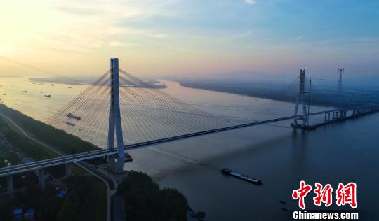 池州长江大桥长5.818千米。　王力 摄