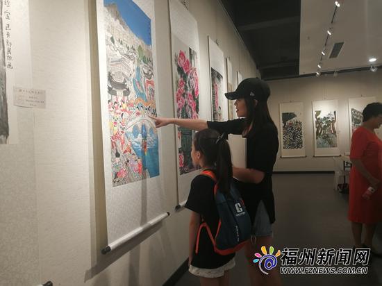 市民参观画展