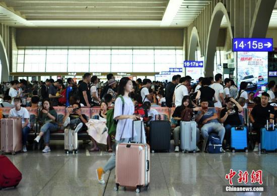 资料图：旅客在河北石家庄火车站候车大厅候车。2019年中国铁路暑运7月1日正式启动，至8月31日结束。中新社记者 翟羽佳 摄