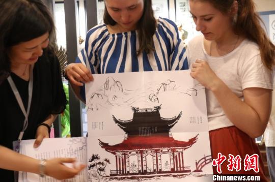 图为俄罗斯女孩展示以中国园林为元素的自创手工书。　闫姣 摄