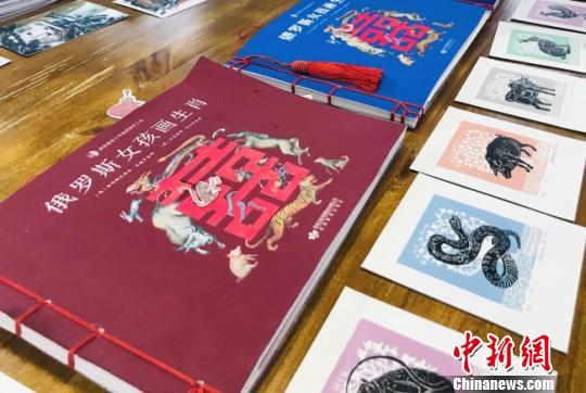 俄罗斯学生甘肃制作手工书：乐于亲朋分享中国文化
