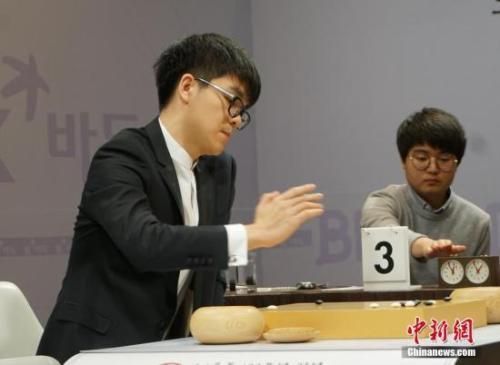 资料图：2019年3月5日，中国棋手柯洁与韩国棋手李世石进行对弈，最终，柯洁击败李世石取得胜利。图为柯洁在比赛中。中新社记者 曾鼐 摄