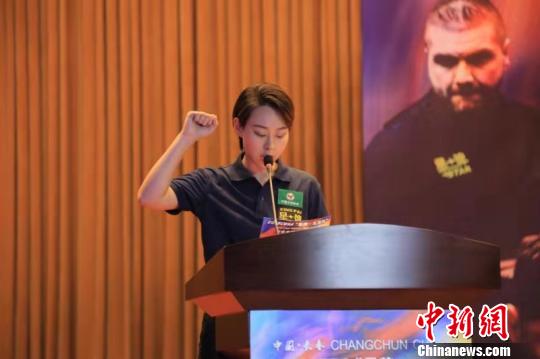 中国“台球一姐”陈思明代表参赛选手宣誓。主办方供图