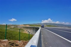 青海首条八车道高速公路改扩建工