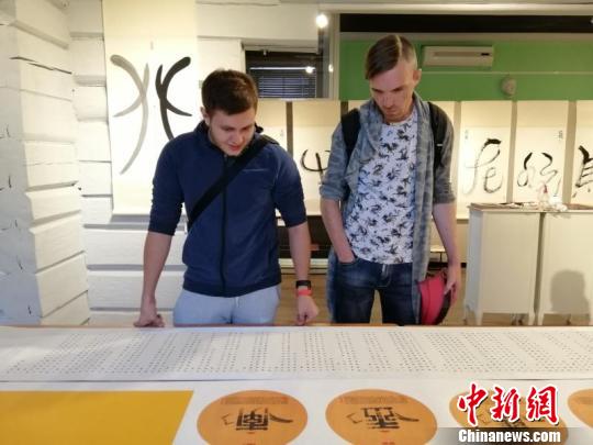 俄罗斯当地民众在观展。　雨花区宣传部供图 摄