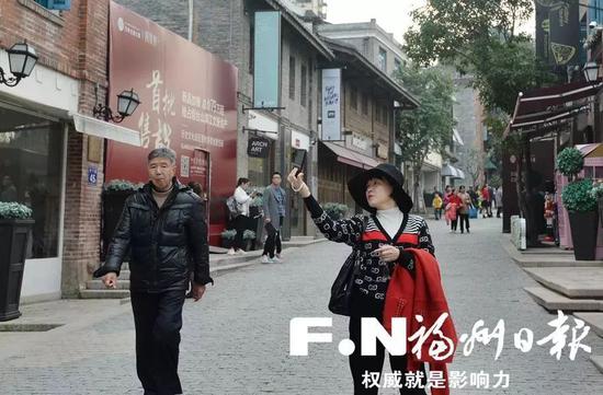 ▲游客在烟台山特色历史文化街区拍照。叶义斌 摄