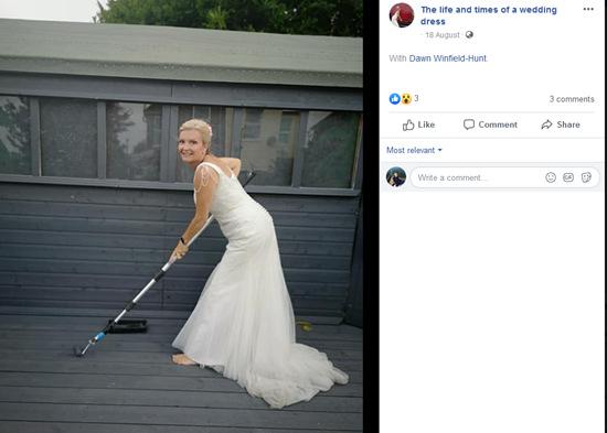 英国女子黎明穿着婚纱做清洁。图片来源：社交媒体截图。