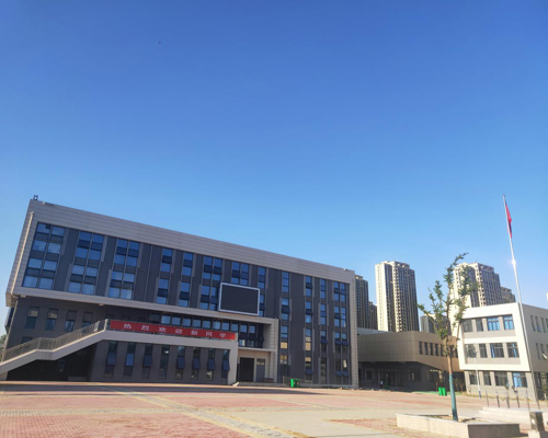 　新建成的亳州市第11中学教学楼“热烈欢迎新同学”