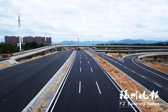 橘园洲大桥西桥头互通段部分道路完成沥青铺设。