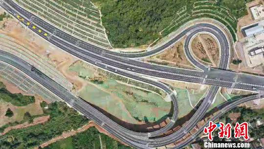 图为航拍甘肃首条PPP公路项目两徽高速公路。　张宾 摄