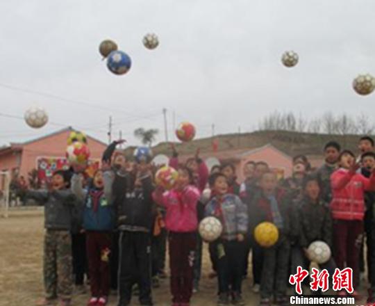 图为甘肃省榆中县中连川小学的“足球小将“合影。(资料图) 史静静 摄