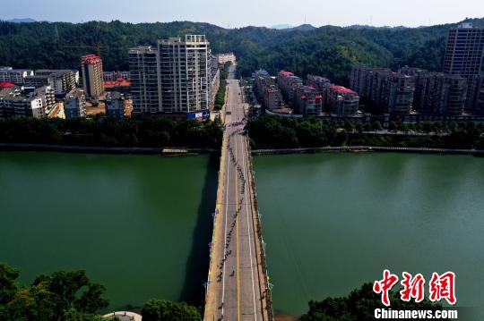 当天，来自25个国家和地区的117名专业自行车选手以上犹县文体中心为起点，展开竞技比拼。　刘占昆 摄