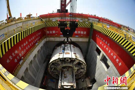9月20日，被誉为“万里黄河第一隧”的济南黄河隧道工程正式盾构掘进，隧道开挖直径15.76米，为目前世界上在建的最大直径公轨合建盾构隧道。　刘福昌 摄