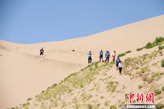 图为选手挑战沙漠赛道。　钟欣 摄