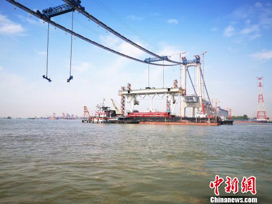 五峰山长江大桥中跨首节钢梁架设成功。　张耀军 摄