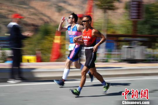 图为2019年青海·尖扎黄河国际铁人三项邀请赛之长跑比赛。　尖宣 摄