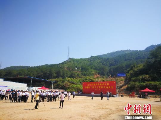 图为龙岩至龙川铁路福建段今日开工 供图 摄