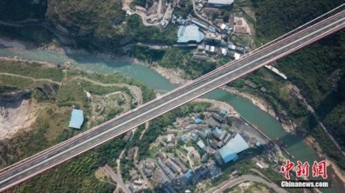 　资料图：位于贵州省习水县的世界山区峡谷第一高塔悬索桥——赤水河红军大桥。中新社记者 瞿宏伦 摄