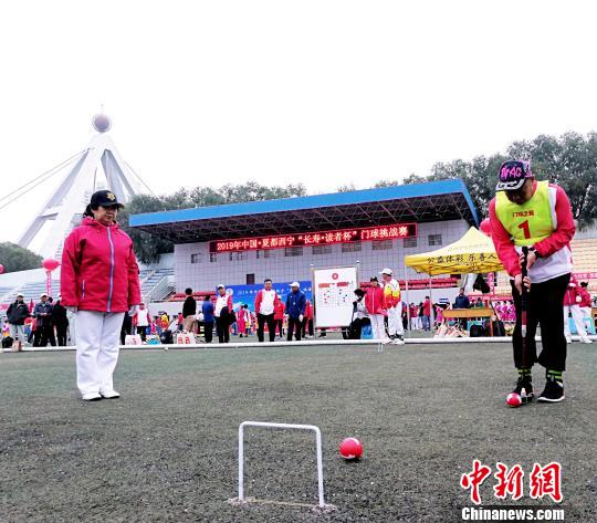 图为参赛者练习门球。　张添福 摄